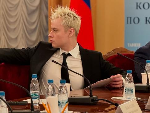 SHAMAN поцеловал Екатерину Мизулину на глазах у школьников