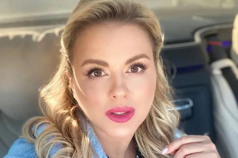 Анна Семенович поразила новым образом с пепельно-белыми локонами