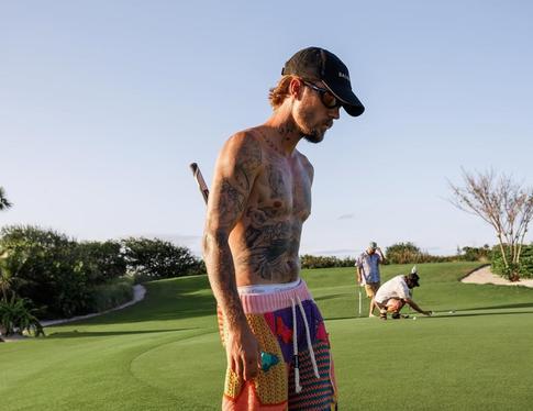 Джастин Бибер показал обнаженный торс и татуировку с глубоким смыслом