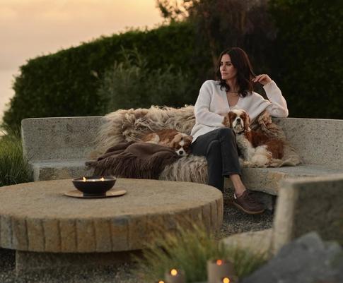 Кортни Кокс в бикини: 60-летняя звезда «Друзей» показала фигуру на пляже