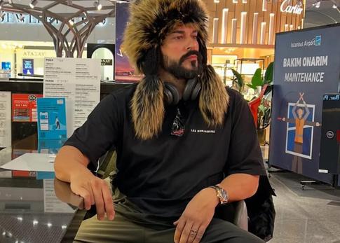 Фанатки Бурака Озчивита устроили давку в Кремле: актеру пришлось спасаться за кулисами