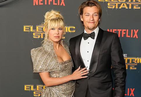 Милли Бобби Браун вышла в свет в очередном наряде, который ее состарил