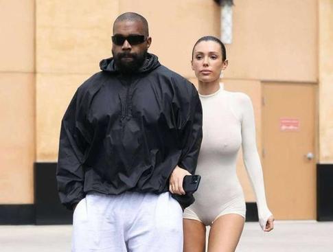 В прозрачном платье и без белья: Канье Уэста и его жену выгнали с «Грэмми»