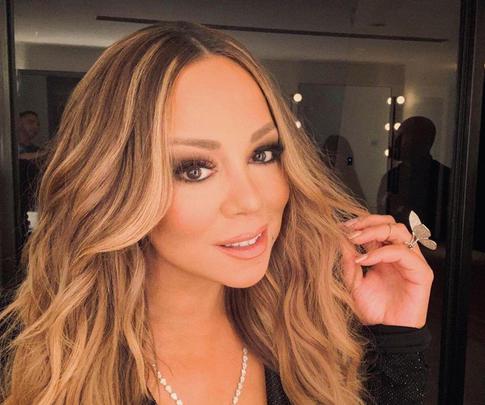 Метровые каблуки: обездвиженную Мэрайю Кэри спустили со сцены помощники