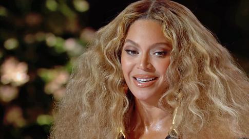 Больно видеть: пыточный бюстгальтер Бейонсе ужаснул общественность