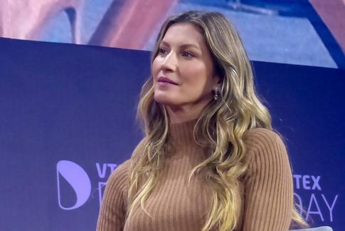 Теперь трижды мама: Жизель Бюндхен подарила тренеру по джиу-джитсу их первенца