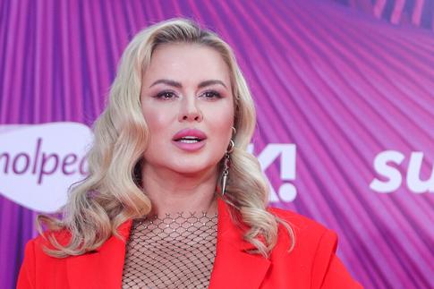 Устроила уличные танцы: покинувшая Россию Семенович исполнила давнюю мечту