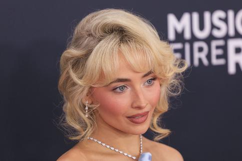 Бордовое кружево и игривые кудри: Сабрина Карпентер превратилась в Мэрилин Монро