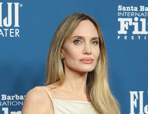 «Была бы никем без нее»: расплакавшаяся Джоли обратилась к умершей матери