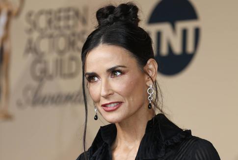 Деми Мур застали утешающей себя после провала на «Оскаре»