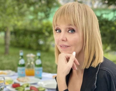 Певица Валерия продемонстрировала свою растяжку