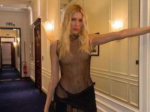 Перминова показала грудь в прозрачном платье