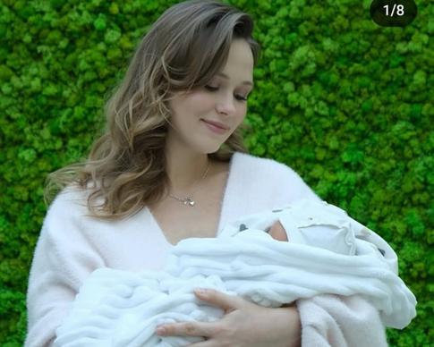 Звезда сериала «Сваты», впервые показала свою новорожденную дочь