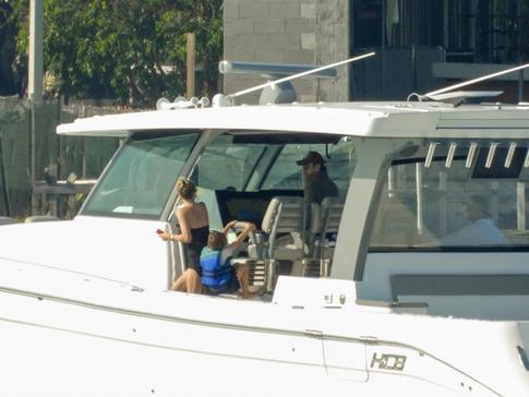 Курникова и Иглесиас устроили семейный отдых в Майами: трогательные кадры с детьми