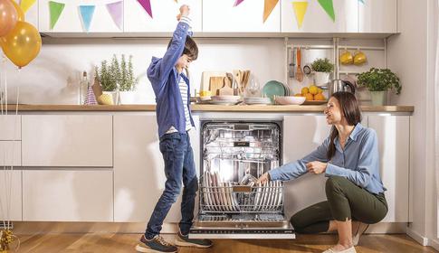 Подарок для каждой женщины: почему посудомоечная машина — идеальное решение