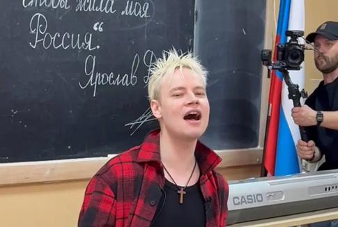 Шаман вернулся в родную школу в роли учителя музыки