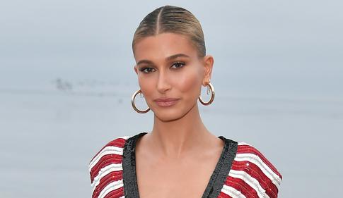 Хейли Бибер ответила на информацию о том, что она лайкнула пост с критикой Селены Гомес