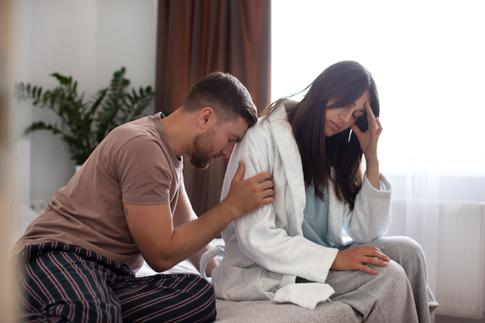 Что такое бредкрамбинг в отношениях и почему он страшнее абьюза