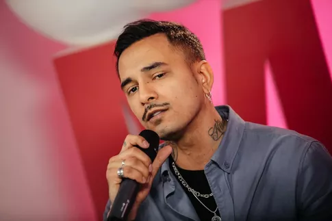 K Natan вернулась жена: СМИ застали супругов в нежных объятиях