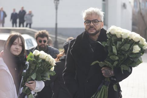 Филипп Киркоров простился с отцом на кладбище: «Браво, артист! Прощай, папа!»