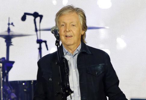 Папарацци запечатлели игривого Пола Маккартни на пляже с женой