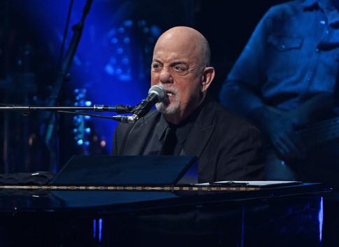 Дававший концерты в СССР певец Билли Джоэл травмировался на сцене после «трюка»