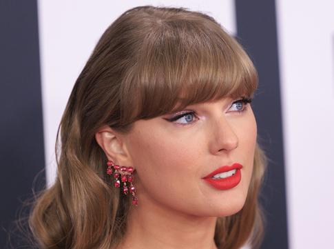 Повседневный образ Тейлор Свифт привел ее фанатов в недоумение