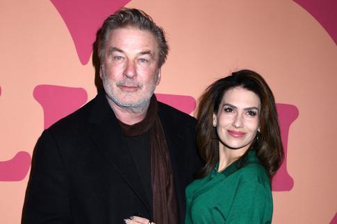 «Надену что-нибудь сексуальное»: пикантные игры Алека Болдуина с женой попали на видео