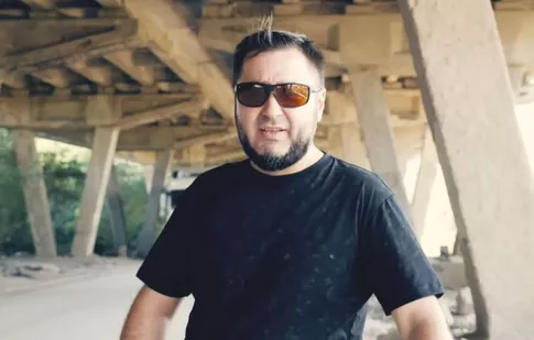 Курский суд оштрафовал блогера Акима Апачева на 70 тысяч рублей за оскорбительные граффити