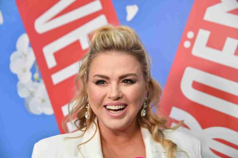 Семенович попросила у поклонников помощи из-за плохого самочувствия