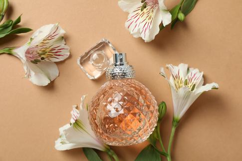 Розмарин, спирт и королевский маркетинг: как появились первые в Европе духи