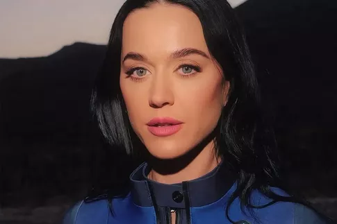 Кэти Перри в восторге от полета в космос: певица расцеловала землю после приземления