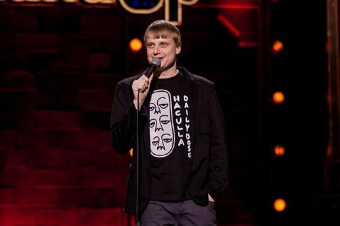 Стендап-комик Слава Комиссаренко готов отказаться от политических шуток