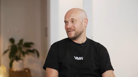 Владимир Селиванов застрял в Москве: актер поздравляет годовалого сына издалека