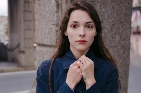 Сурово, но все по закону: ранившей ножом Илью Деля Саше Дроздовой озвучили меру пресечения