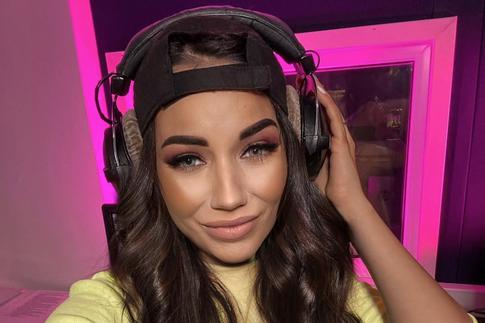 «Мама каждый раз ведется»: Арина Ростовская рассказала, как разыгрывает родителей по телефону