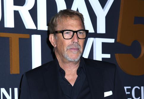 «Из красавца в пухляка»: Кевин Костнер наел почти 15 кило из-за стресса