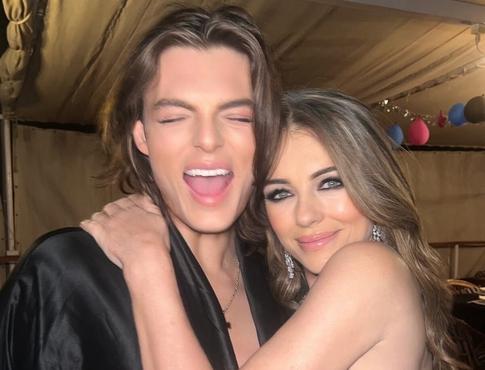 Сын Элизабет Херли «благословил» ее роман с отцом Майли Сайрус