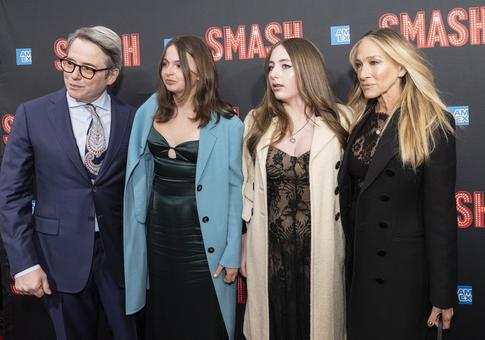 Сара Джессика Паркер впервые показала подросших дочерей-двойняшек на премьере мюзикла