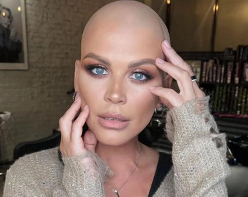 Онкобольная ведущая Сабина Пантус показала фигуру в алом белье