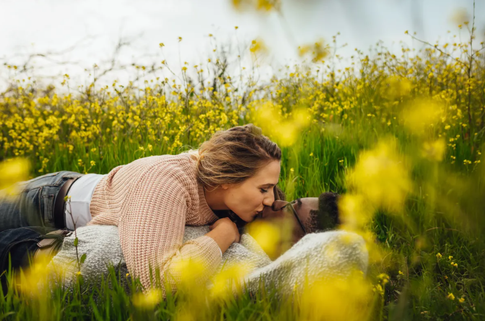 Подальше от муравьев и чужих глаз: 5 секретов секса на природе