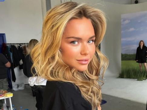 Стеша Маликова показала свой розовый кабинет и отметила, что мама бы не одобрила