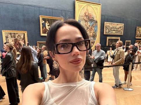 «Что это за безобразие?»: Загитова посетила Лувр в откровенном наряде