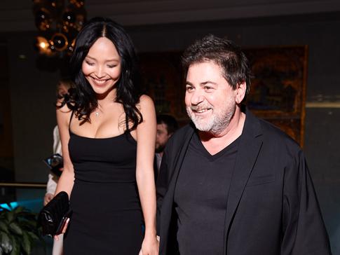 Александр Цекало впервые за годы приехал в Россию с молодой женой