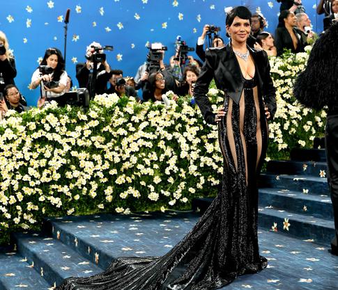 Холли Берри вышла в свет в прозрачном платье без нижнего белья