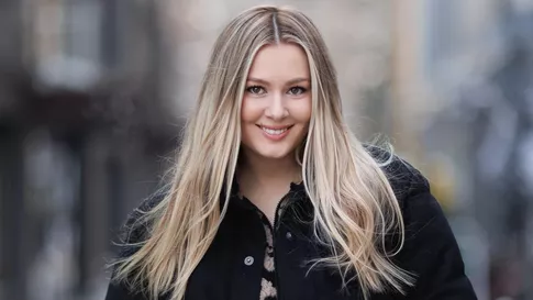 Марию Кожевникову облили шампанским в бассейне