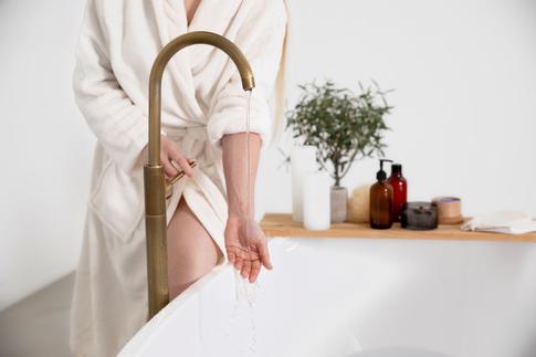 Прокладки и стринги — под запретом: гинеколог назвала правила интимной гигиены при климаксе