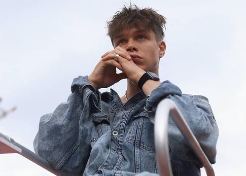 Актер Глеб Калюжный уйдет в армию в конце мая