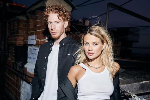 В плавках и под русские хиты: Пресняков отметил 34-летие с женой на берегу океана