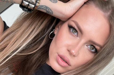 «Я такая злая, просто ужас»: Дакота решилась лечь на еще одну операцию после неудачной пластики